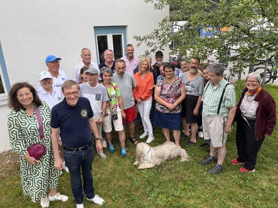Lions und Bewohner des Lebenshilfe Putzbrunn
